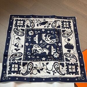 Authentic HERMES 55cm Silk Bandana.
Never worn
Comes with box